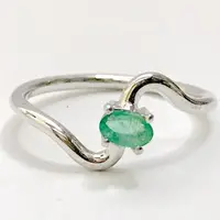 NATURAL EMERALD RING ,oval shape , May birthstone , wired shank , silver emerald ring , Emerald cut ,Valentine's Love Gift NATURAL EMERALD RING ,oval shape , May birthstone , wired shank , silver emerald ring , Emerald cut ,Valentine's Love Gift