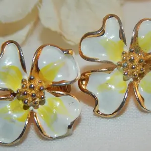 Clip On Earrings Vintage 1960s Enamelyellow white Flower Mod Fashion Jewelry