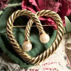 Gold Heart Pearl Bead Brooch Twisted Rope Coat Pin Vintage 1960s Fashion Jewelry